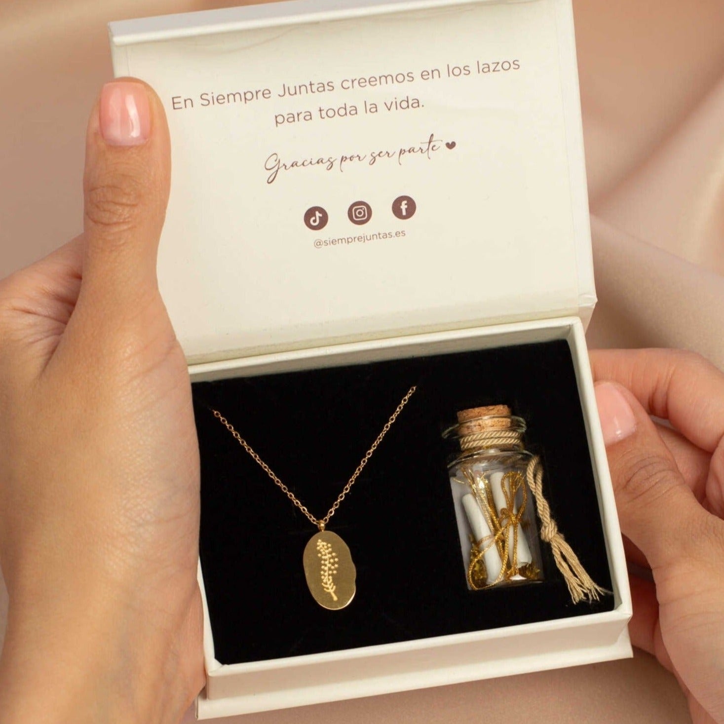 Collar de nombre de flores de nacimiento