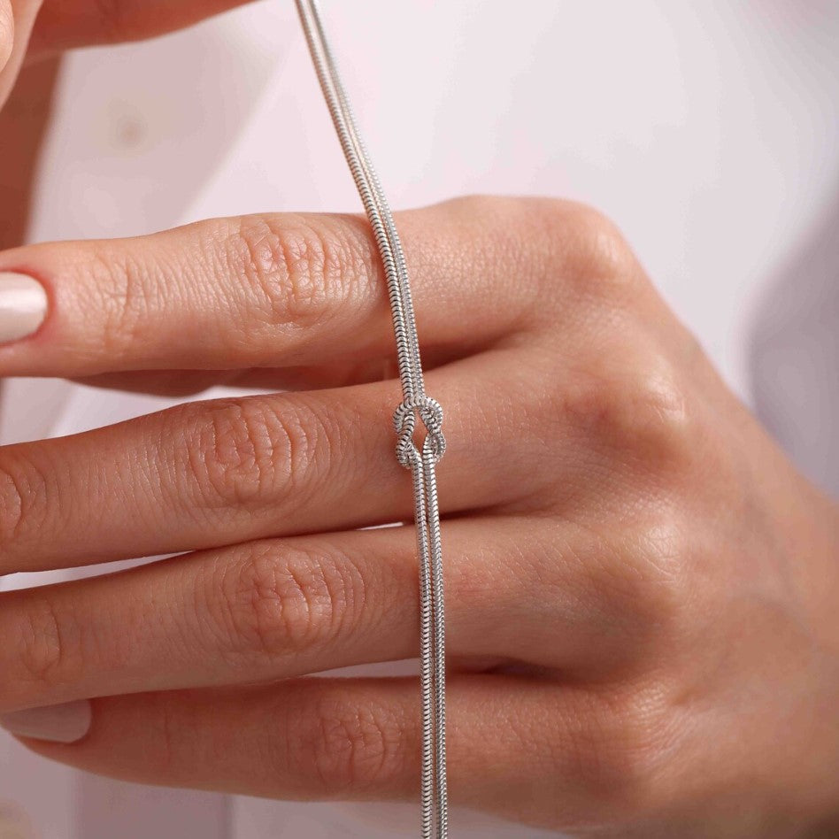 Una pulsera que simboliza el amor infinito hacia una mujer