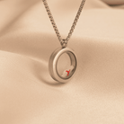 Collar que simboliza recuerdos de mujer